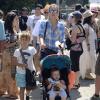 La famille bonheur est de sortie ! Journée de détente pour Jessica Alba, Cash Warren et leurs filles Honor et Haven qui se promènent au marché fermier de Venice le 15 septembre 2013.