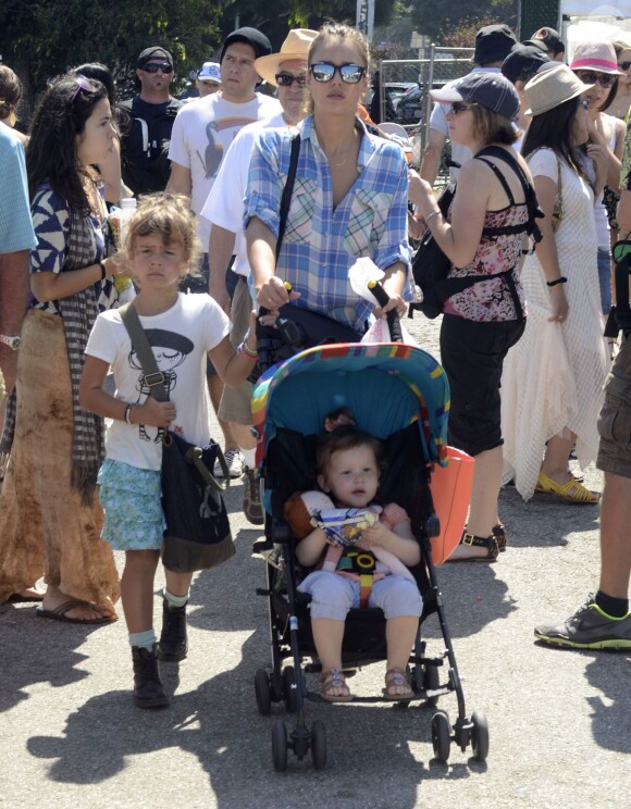 La famille bonheur est de sortie ! Journée de détente pour Jessica Alba, Cash Warren et leurs filles Honor et Haven qui se promènent au marché fermier de Venice le 15 septembre 2013.