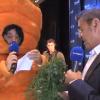 L'animateur Cyril Hanouna se déguise en carotte au côté du nutritionniste Jean-Michel Cohen lors de son émission Les pieds dans le plat sur Europe 1.