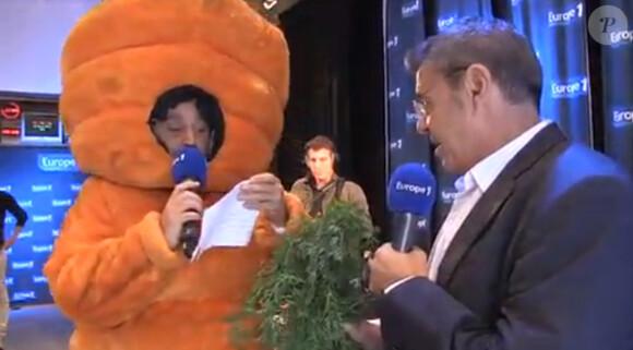 L'animateur Cyril Hanouna se déguise en carotte au côté du nutritionniste Jean-Michel Cohen lors de son émission Les pieds dans le plat sur Europe 1.
