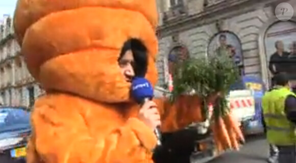 L'animateur Cyril Hanouna se déguise en carotte lors de son émission Les pieds dans le plat sur Europe 1.