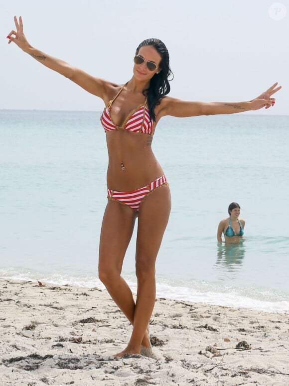 Jade Foret, femme d'Arnaud Lagardère, profite de la plage pendant ses vacances à Miami. Le 26 juillet 2013.
