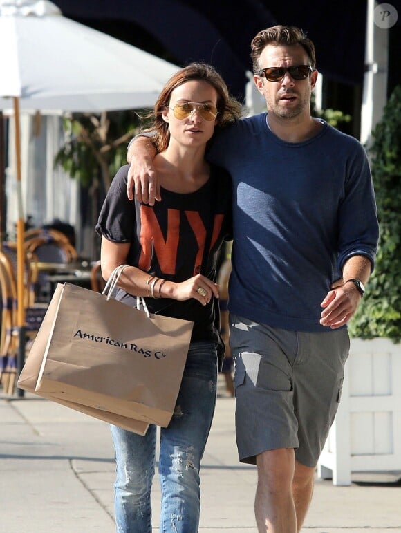 Olivia Wilde et son fiancé Jason Sudeikis font du shopping  le 01 juin 2013