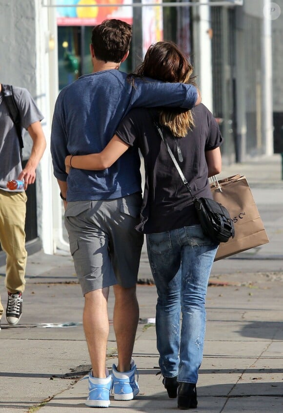 Olivia Wilde et son fiancé Jason Sudeikis font du shopping à Los Angeles, le 01 juin 2013