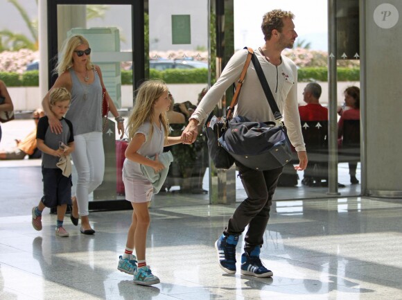 Exclusif - Gwyneth Paltrow, Chris Martin et leurs enfants Apple et Moses quittent l'île de Majorque en Espagne après quelques jours de vacances dans la maison de l'acteur Americain Michael Douglas, le 14 juillet 2013.