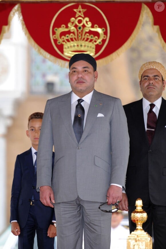 Mohammed VI en compagnue du prince héritier Moulay El Hassan et de son frère le prince Moulay Rachid au Palais Royal de Casablanca le 30 juillet 2013