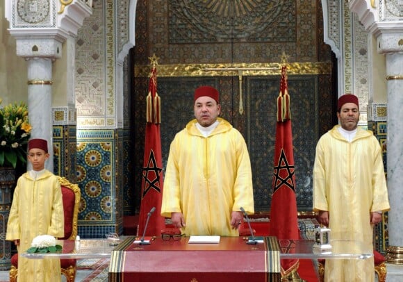 Le roi Mohammed VI avec son fils, le prince Moulay El Hassan et son frère le prince Moulay Rachid au palais royal de Casablanca le 30 juillet 2013