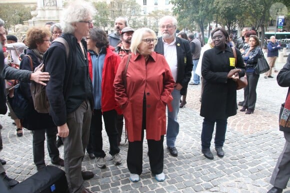 Jean Baptiste Eyrault, fondateur de l'association du Droit au logement (DAL), Josiane Balasko aux obsèques d'Albert Jacquard en l'église Saint-Sulpice à Paris le 19 septembre 2013