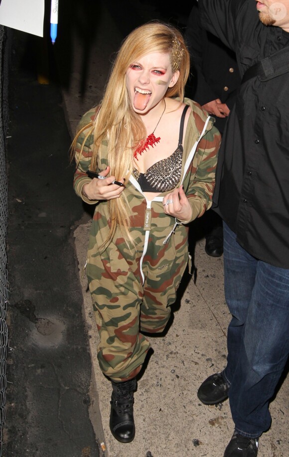 Avril Lavigne salue ses fans d'une façon bien particulière, à Los Angeles, le 18 septembre 2013.