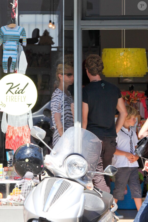 Please hide the child's face prior to the publication Exclusive. Hollywood couple Gwyneth Paltrow and Chris Martin spent a quiet Sunday afternoon with their son Moses, after an exciting week dodging school buses while riding their Vespas in Los Angeles, CA, USA on September 15, 2013. The trio visited a kids clothing store, and a after a little browsing and leaving empty handed, they stopped at a local Ice Cream shop before returning home. Photo by GSI/ABACAPRESS.COM16/09/2013 - Los Angeles
