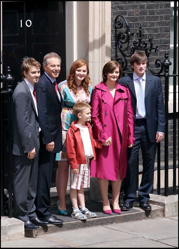 Tony Blair en famille à Londres le 27 juin 2007.