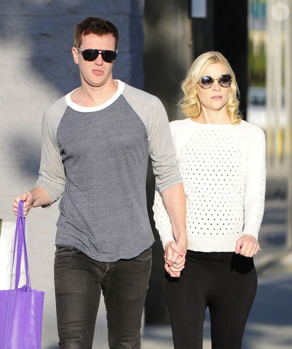 Jaime King, enceinte, et son mari Kyle Newman font du shopping sur Melrose Avenue à West Hollywood, le 17 septembre 2013.