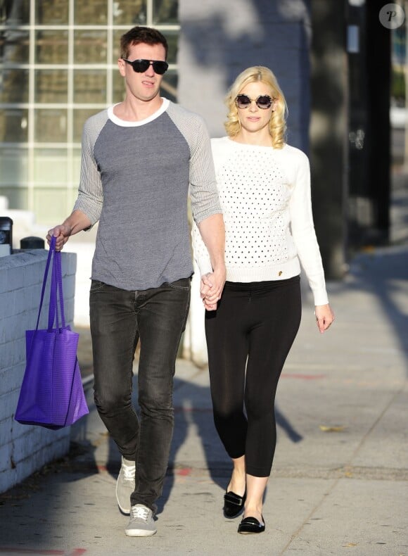 Jaime King, enceinte et son mari Kyle Newman font du shopping à West Hollywood, le 17 septembre 2013.