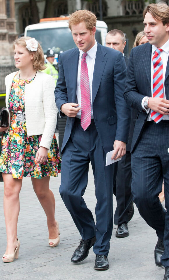 Le prince Harry, en compagnie de sa cousine Celia McCorquodale, assistait le 20 septembre 2013 au mariage de son cousin Alexander Fellowes, fils de Jane McCorquodale et neveu de Lady Di, et d'Alexandra Finlay, créatrice de chaussures de la marque Fins et descendante de Johnnie Walker.