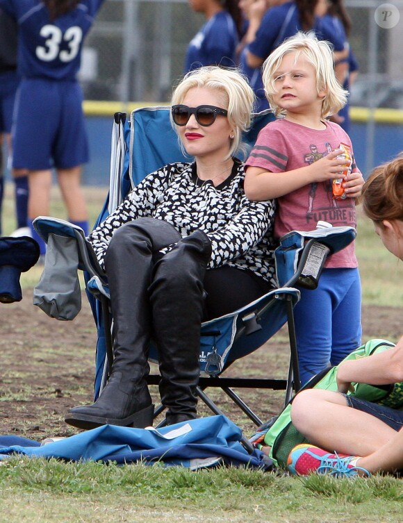 La popstar Gwen Stefani, enceinte, et son mari Gavin Rossdale assistent au match de foot de l'un de leurs fils à Los Angeles le samedi 21 septembre 2013.