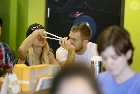 Rita Ora et son petit ami DJ Calvin Harris à l'EarthBar. Los Angeles, le 21 septembre 2013.