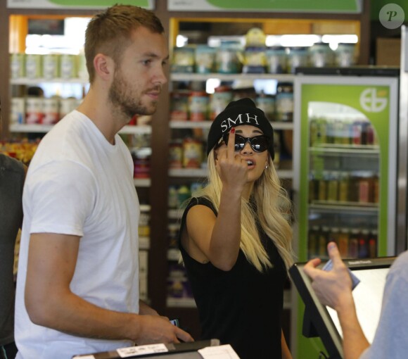 Rita Ora et son petit ami DJ Calvin Harris à l'EarthBar. Los Angeles, le 21 septembre 2013.
