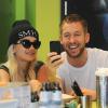Rita Ora et son petit ami DJ Calvin Harris, détendus à l'EarthBar. Los Angeles, le 21 septembre 2013.