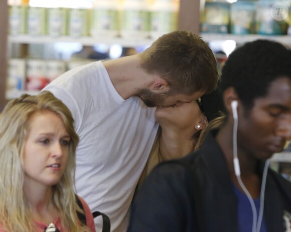 Rita Ora et son petit ami DJ Calvin Harris à l'EarthBar. Los Angeles, le 21 septembre 2013.