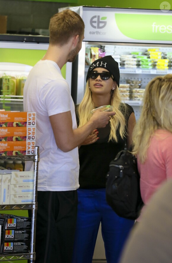 Rita Ora et son petit ami DJ Calvin Harris à l'EarthBar. Los Angeles, le 21 septembre 2013.