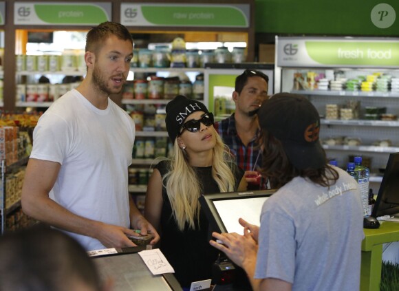 Rita Ora et son petit ami DJ Calvin Harris à l'EarthBar. Los Angeles, le 21 septembre 2013.
