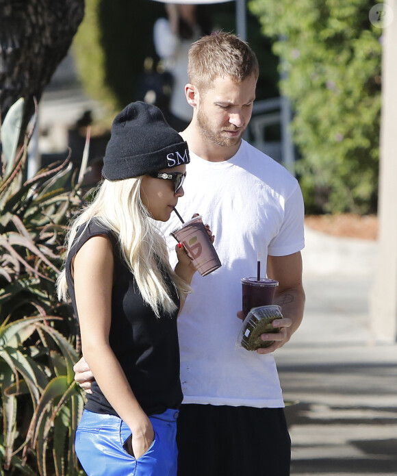 Rita Ora et son petit ami DJ Calvin Harris s'arrêtent à l'EarthBar à Los Angeles, le 21 septembre 2013.