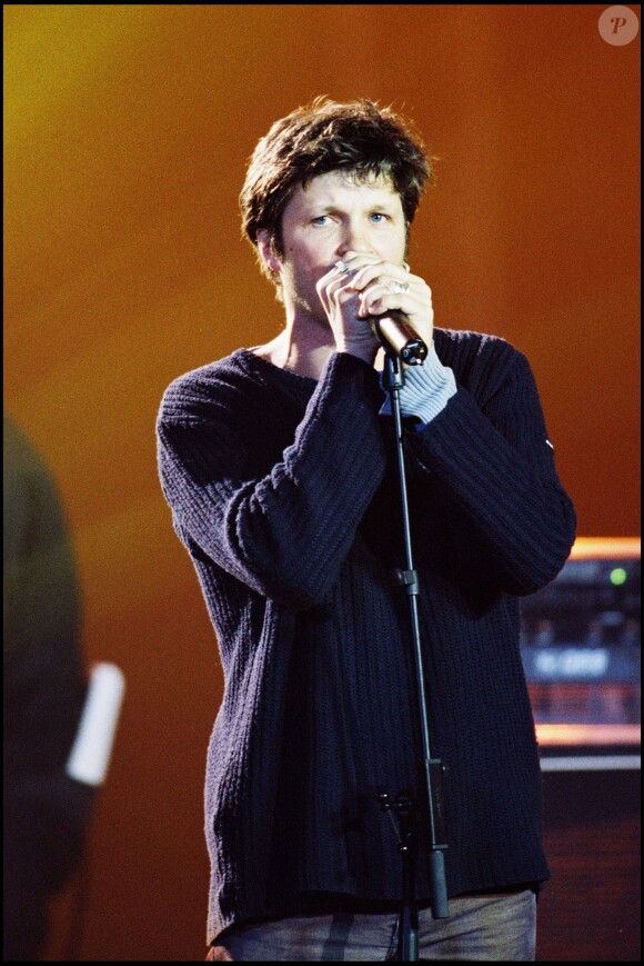 Bertrand cantat sur scène avec Noir Désir aux Victoires de la Musique, le 10 mars 2002.