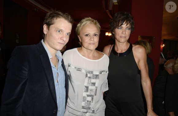 Benabar, Muriel Robin et sa compagne Anne Le Nen à la générale du spectacle de Muriel Robin au théâtre de la Porte Saint-Martin à Paris, le 23 septembre 2013.