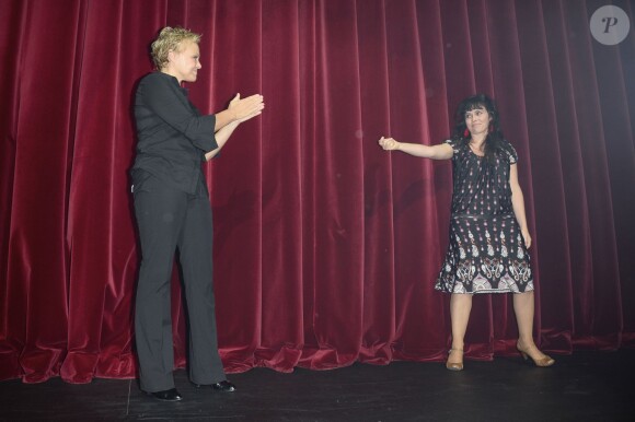 Générale de Muriel Robin "Robin Revient... Tsoin Tsoin" au théâtre de la Porte Saint Martin à Paris, le 23 septembre 2013. Sur scène, elle remercie Clara Guipont, qui l'a aidé pour son spectacle.