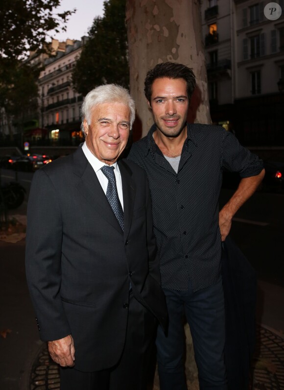 Guy Bedos et son fils Nicolas Bedos à la générale du spectacle de Muriel Robin au théâtre de la Porte Saint-Martin à Paris, le 23 septembre 2013.