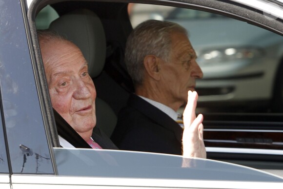 Le roi Juan Carlos Ier d'Espagne arrive à l'hôpital Quiron de la banlieue de Madrid le 24 septembre 2013 pour une nouvelle opération de la hanche - remplacement de sa prothèse en raison d'une infection.