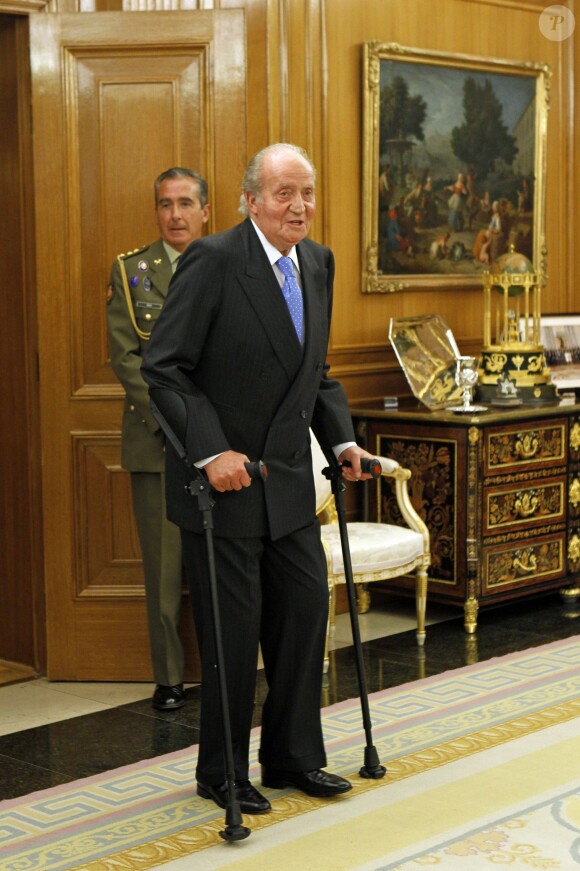 Le roi Juan Carlos Ier d'Espagne en audience à la Zarzuela avec les présidents des deux chambres du Parlement marocain le 23 septembre 2013, à la veille de son hospitalisation pour une nouvelle opération de la hanche.