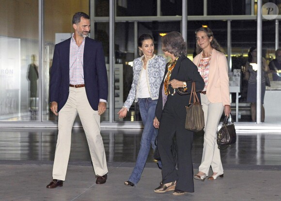 Felipe et Letizia d'Espagne, avec la reine Sofia et l'infante Elena, ont visité le 24 septembre 2013 le roi Juan Carlos Ier à l'hôpital Quiron de la banlieue de Madrid, où le souverain a subi une nouvelle opération de la hanche pour le remplacement de sa prothèse suite à une infection.