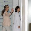L'infante Elena arrive le 24 septembre 2013 pour visiter le roi Juan Carlos Ier à l'hôpital Quiron de la banlieue de Madrid, où le souverain a subi une nouvelle opération de la hanche pour le remplacement de sa prothèse suite à une infection.