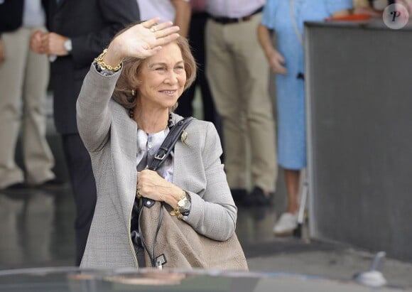 La reine Sofia d'Espagne arrive à l'hôpital Quiron de la banlieue de Madrid le 25 septembre 2013 pour prendre des nouvelles du roi Juan Carlos Ier au lendemain de son opération de la hanche pour le remplacement de sa prothèse suite à une infection.