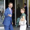 Le prince Felipe et la princesse Letizia d'Espagne arrivent à l'hôpital Quiron de la banlieue de Madrid le 25 septembre 2013 pour prendre des nouvelles du roi Juan Carlos Ier au lendemain de son opération de la hanche pour le remplacement de sa prothèse suite à une infection.