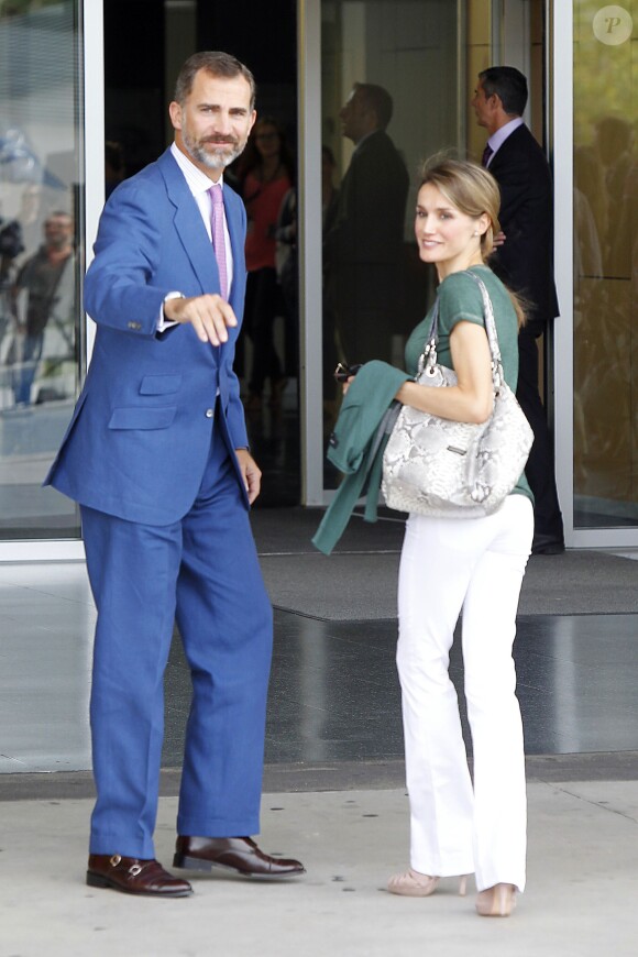 Le prince Felipe et la princesse Letizia d'Espagne arrivent à l'hôpital Quiron de la banlieue de Madrid le 25 septembre 2013 pour prendre des nouvelles du roi Juan Carlos Ier au lendemain de son opération de la hanche pour le remplacement de sa prothèse suite à une infection.