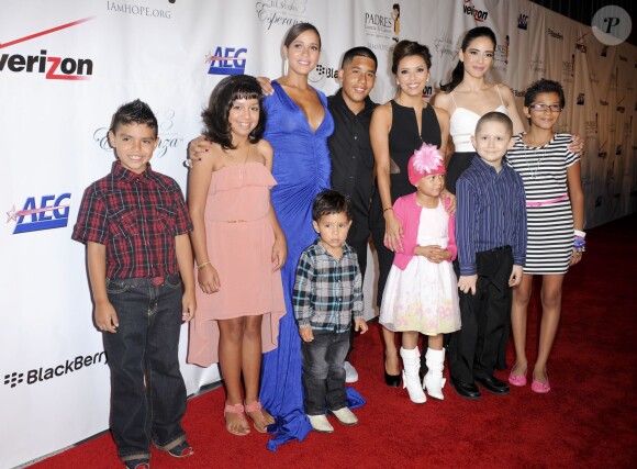 Dania Ramirez, Eva Longoria, Edy Ganem, prennent la pose au côté d'enfants sur le tapis rouge de la soirée de charité "El Sueno De Esperanza" organisé par la fondation Padres Contra El Cancer au Club Nokia LA Live à Los Angeles, le 24 septembre 2013.