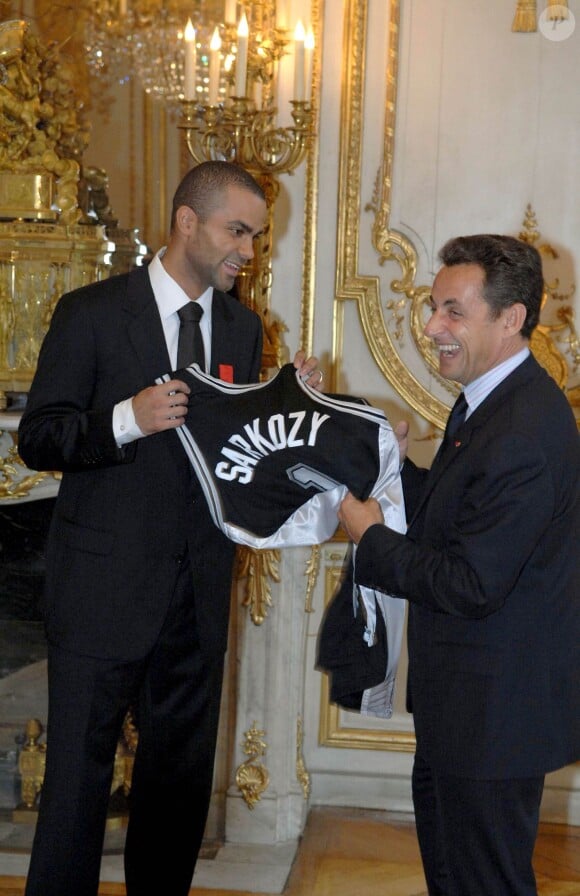 Nicolas Sarkozy remet la Légion d'honneur à Tony Parker le 28 septembre 2007