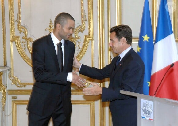 Nicolas Sarkozy remet la Légion d'honneur à Tony Parker le 28 septembre 2007