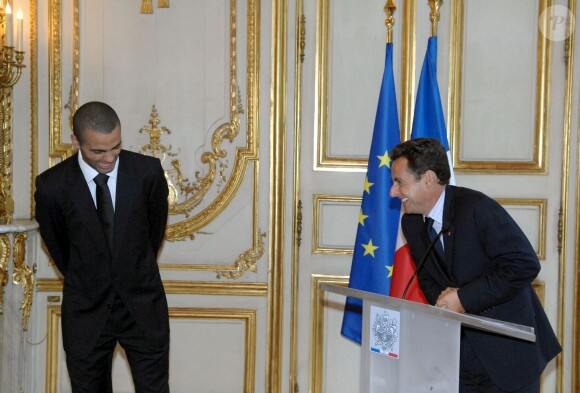 Nicolas Sarkozy remet la Légion d'honneur à Tony Parker le 28 septembre 2007