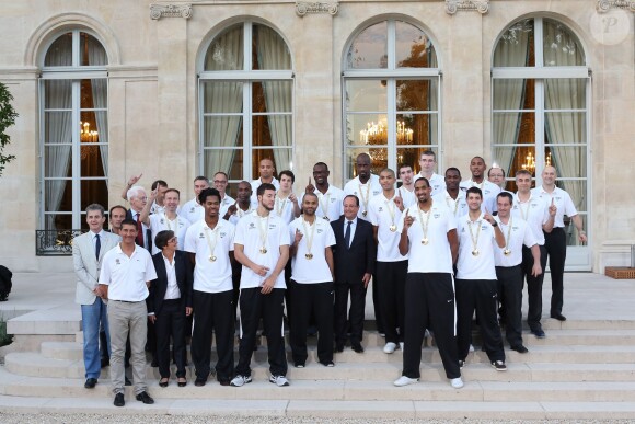 Lionel Jospin, Valérie Fourneyron, Tony Parker, François Hollande, Boris Diaw et l'équipe de France de basket à l'Elysée, le 23 septembre à Paris