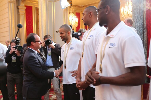 François Hollande et Tony Parker au palais de l'Elysée, le 23 septembre 2013 à Paris