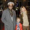 Yannick Noah et sa femme Isabelle Camus à Paris le 15 décembre 2011, avec leur fils Joalukas.