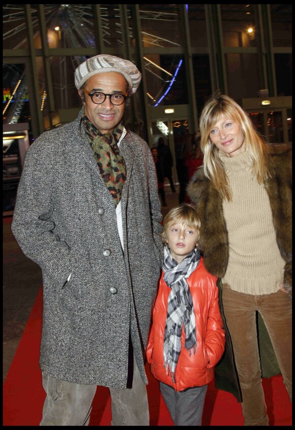 Yannick Noah et sa femme Isabelle Camus à Paris le 15 décembre 2011, avec leur fils Joalukas.
