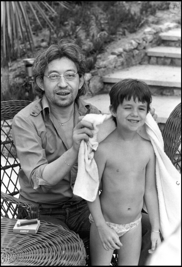 Serge Gainsbourg et sa fille Charlotte en 1977 à Saint-Tropez