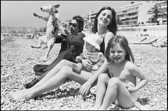 Serge Gainsbourg, Jane Birkin, Kate Barry et Charlotte Gainsbourg sur la place de Nice en 1972