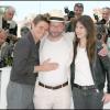 Willem Dafoe, Lars von Trier et Charlotte Gainsbourg lors du photocall à Cannes du film Antichrist le 18 mai 2009