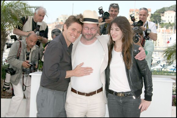 Willem Dafoe, Lars von Trier et Charlotte Gainsbourg lors du photocall à Cannes du film Antichrist le 18 mai 2009