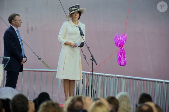 La princesse Mary de Danemark, élégante, était chargée d'effectuer, en présence de son mari Frederik, le baptême du Majestic Maersk, nouveau porte-conteneurs colossal de la compagnie A.P. Møller-Maersk, le 25 septembre 2013 à Copenhague.